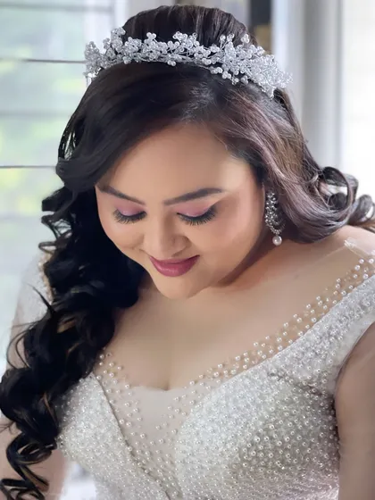 Soft, romantic, and elegant. For this Christian bridal look, I used delicate pink tones on the eyes and lips, paired with a beautiful headpiece for a truly angelic appearance.