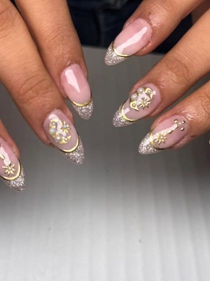 This elegant nail set is perfect for a bride or any special occasion. It combines a glittery French tip with delicate gold swirls and pearl embellishments for a sophisticated and glamorous finish.