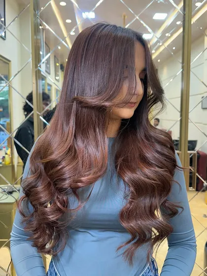 The final result of our Mocha Mousse global hair color. This rich, warm brown is perfect for the festive season, adding shine and sophistication.