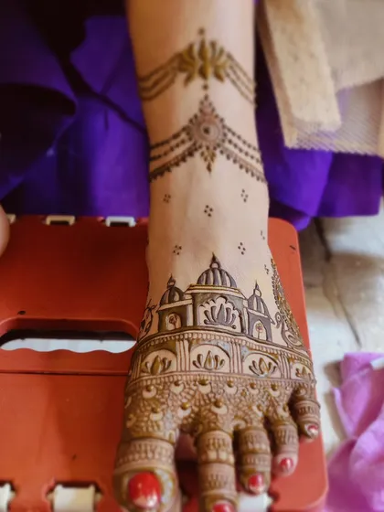 A unique design featuring the architecture of a beautiful monument on the foot. It’s a great way to add a personal touch to your mehendi.