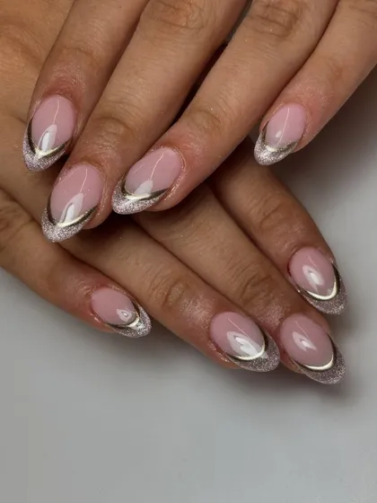 A full view of the elegant cat-eye French with chrome line details. This set is the definition of modern glamour.