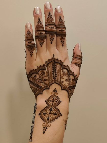 A chic and classy design for the back of the hand, featuring an architectural jharokha pattern combined with a geometric wrist element.