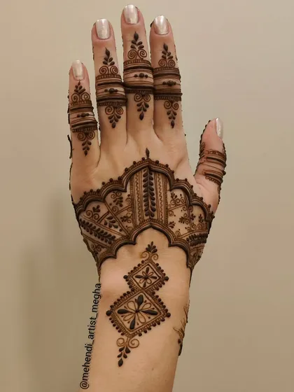A chic and classy design for the back of the hand, featuring an architectural jharokha pattern combined with a geometric wrist element.