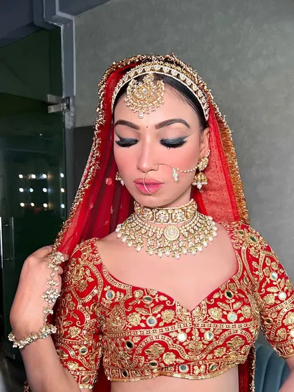 A close-up showcasing the bold eye makeup and the stunning kundan choker paired with our red and gold embroidered blouse.