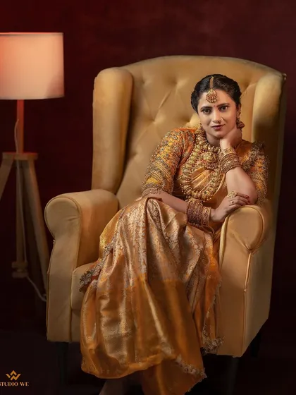 A bridal portrait is more than a photo; it's a timeless piece of art. Using dramatic lighting and focusing on elegant details, I create classic portraits that capture the bride's grace and poise on her special day.