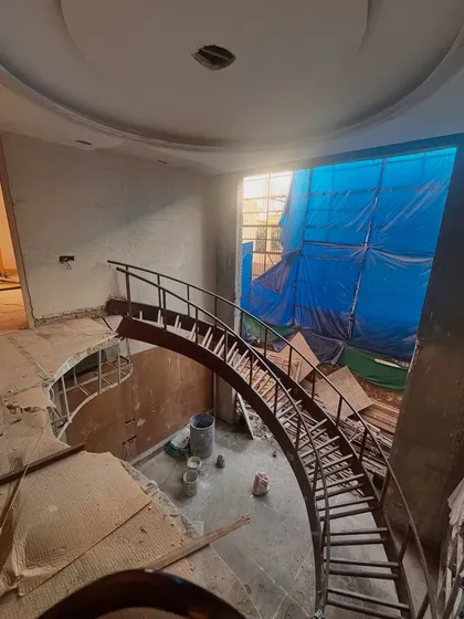 Another angle of the curved staircase during the construction phase. This highlights the importance of collaboration between our design team and the on-site contractors to execute ambitious architectural features accurately.