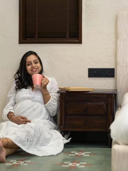 I believe the most authentic moments happen at home. Here, a mother-to-be finds a quiet corner for herself, a cup of tea in hand, simply soaking in the peace before her baby arrives. This is what my at-home maternity sessions are all about.