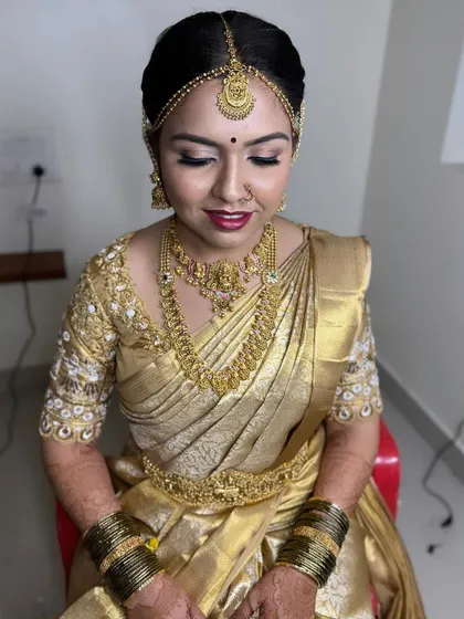 This golden Kanchipuram saree is perfectly complemented by the all-gold jewellery and a classic makeup look with a bold red lip.