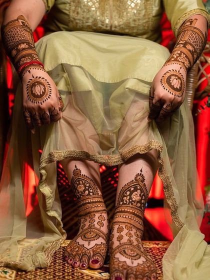 A beautiful design for both hands and feet, featuring matching mandala motifs. This creates a cohesive and elegant look for the bride.