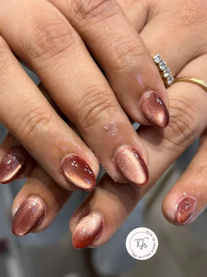 This russet-toned cat-eye gel polish is a whole mood. It's a popular choice for a look that's both trendy and sophisticated, with a magnetic shimmer that shifts in the light.