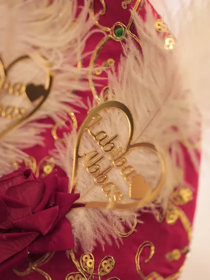 A detail shot of the custom golden heart-shaped name tags for Labiba and Abbas on their beautiful ring platter.