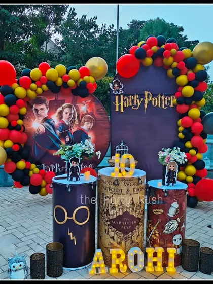 For a truly magical 10th birthday, I designed this immersive Harry Potter theme. It features iconic Gryffindor colors in the balloon decor, a backdrop with the main characters, and custom pedestals designed to look like the Marauder's Map and other magical elements from the wizarding world.