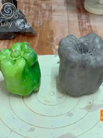 A clay capsicum next to the real thing. This exercise in observation is a core part of learning to sculpt and a technique I use often in my workshops.
