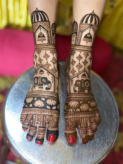 This design features palace architecture on the ankles and elephant motifs on the feet, creating a grand and royal look.