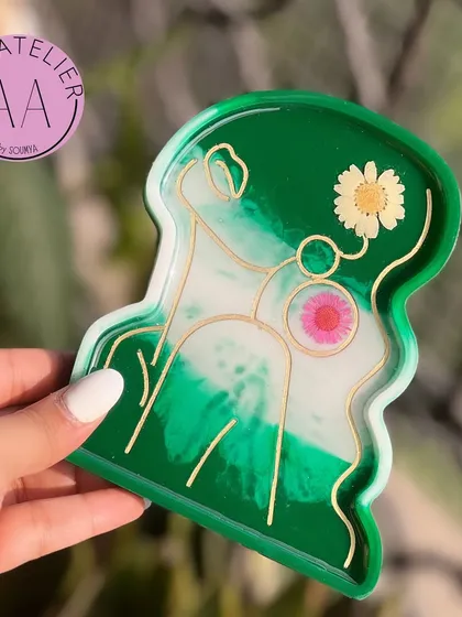 A vibrant green and white version of the lady trinket tray. The contrast between the colors makes the gold line art and preserved flowers pop.
