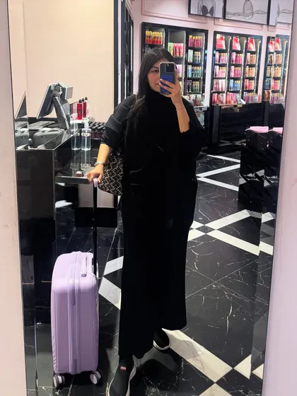 A quick mirror selfie at the airport. Even my travel day outfits are planned to be comfortable and put-together.