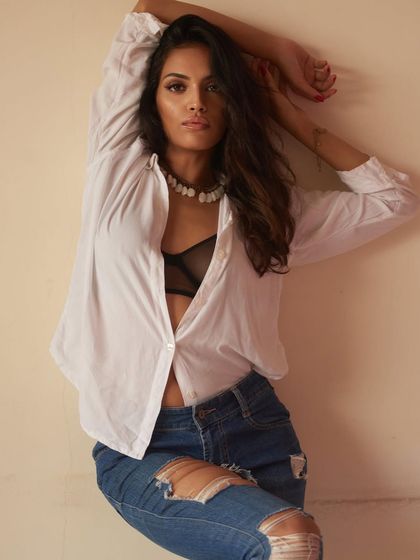 A simple and stunning photoshoot look. I created a natural glam with a focus on bronzed, glowing skin and tousled hair for an effortlessly chic "no-makeup" makeup style.