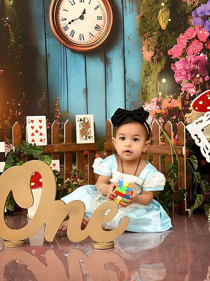 Down the rabbit hole for her first birthday. This "Alice in ONEderland" theme is full of whimsical details, perfect for a magical celebration.