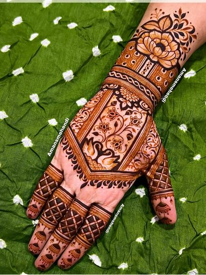 A lovely back-of-hand design with a central motif of swans. The surrounding floral patterns and jhumkas on the fingers create a delicate and feminine look.