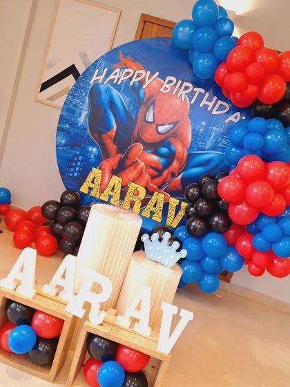 An angled view of the Spiderman theme, showing how the balloon garland wraps around the circular backdrop for a three-dimensional effect.