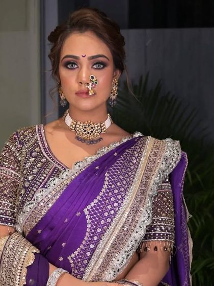 The bride's powerful gaze is perfectly complemented by the soft elegance of her hairstyle. This look proves that traditional can also be incredibly modern and chic.