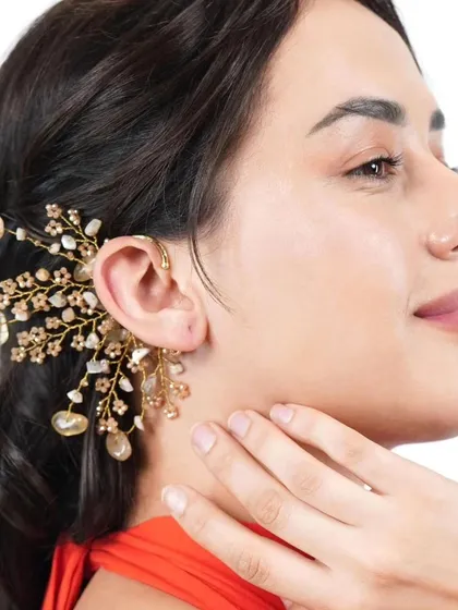 This Agate Aura Earcuff is crafted with natural stone slices and beads, perfect for a contemporary Indian vibe.