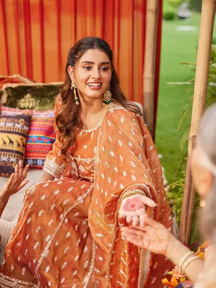 Mehendi vibes are best paired with Mulmul and endless compliments. A beautiful candid from a day filled with love and laughter.