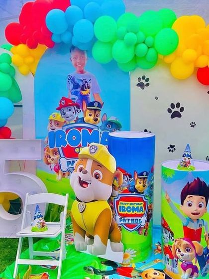 A bright and action-packed Paw Patrol theme. This outdoor setup includes a colorful balloon arch, large cutouts of Chase, Marshall, and Rubble, and a marquee number '5' for the birthday hero.