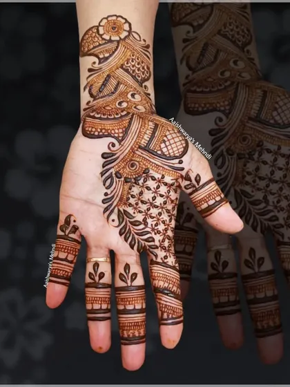 A stylish Arabic design on the back of the hand, with a mix of floral and geometric patterns that create a modern and chic look.