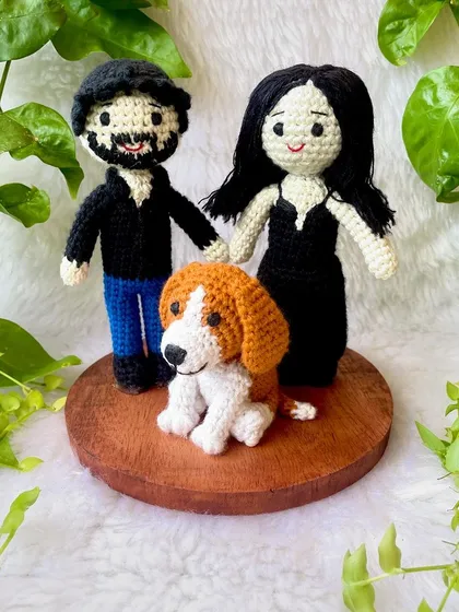 It brings me so much joy to create these little families. This set was a special request, featuring a couple and their adorable puppy, all together on a wooden base. Creating these personal replica dolls feels like I’m capturing a happy memory in yarn.