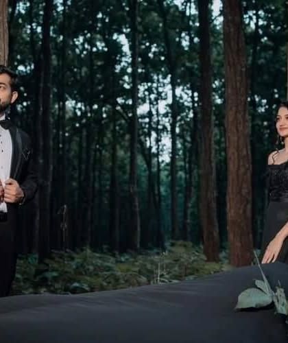 A classic pose in a forest setting, enhanced by our black trail gown. The elegant drape of the train adds a formal and timeless quality to the pre-wedding portrait.