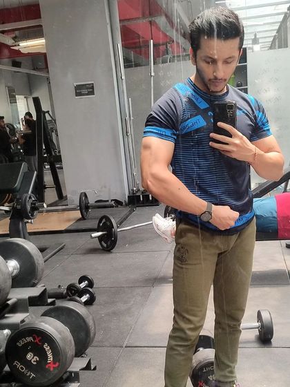 Another mirror selfie showing the arm pump after a good workout.