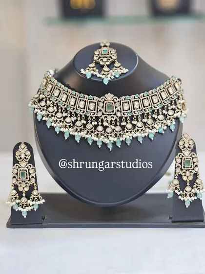 For the modern bride, I have stunning sets like this one with beautiful mint green stones and American diamonds. It’s elegant, fresh, and looks absolutely premium without the heavy price tag.