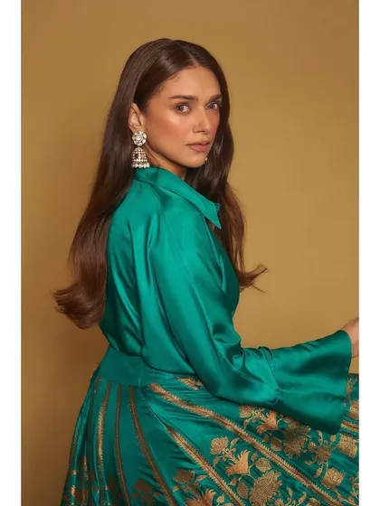 I love mixing modern silhouettes with traditional craftsmanship. For this screening, we styled Aditi Rao Hydari in a stunning emerald green silk shirt paired with a gold brocade skirt from Payal Khandwala. It’s a perfect example of contemporary Indian elegance.