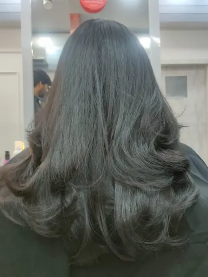 A beautifully executed layered haircut. The soft waves and defined layers create a sophisticated and modern look.