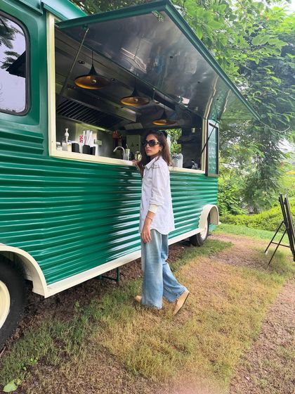 The perfect casual outfit for a day spent outdoors. The white shirt and blue jeans combination never fails.