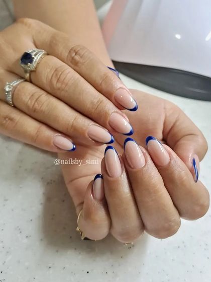 How elegant do these royal blue Frenchies look? The deep curve and bold color make this a standout manicure.