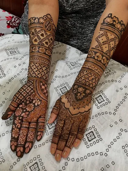 The back-hand view of the same engagement mehendi. The patterns are symmetrical and beautifully executed.