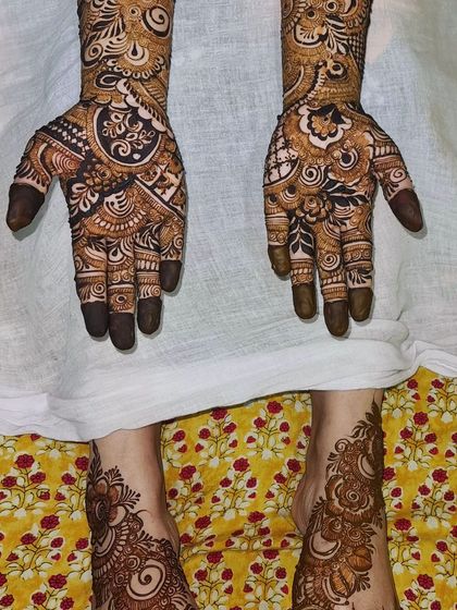 A duplicate of 100, showing the same matching hand and foot design.