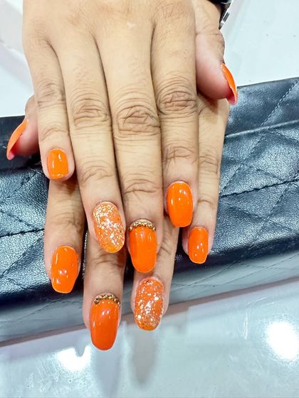 A bright and cheerful orange set with gold glitter accents. The reverse French design with gold glitter adds a unique touch.
