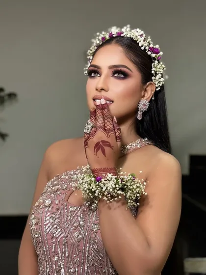 The complete look with the henna-stained hand, adding a touch of Indian tradition to the Hollywood glam.