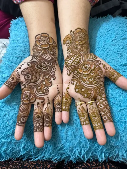 A wrist-length Indo-Arabic design. This style is perfect for wedding guests or for smaller functions, offering a touch of elegance without the full coverage of a bridal design.