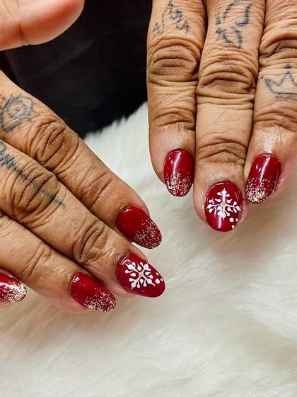 Red, gold, and snowflakes, because your nails deserve to shine for the holidays. This festive set features a rich red base with gold glitter ombré and snowflake accents.