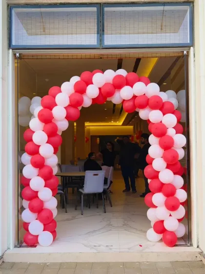 A simple yet classic red and white balloon arch for a 5th wedding anniversary. We listen to our clients' preferences to create decor that perfectly matches their taste.