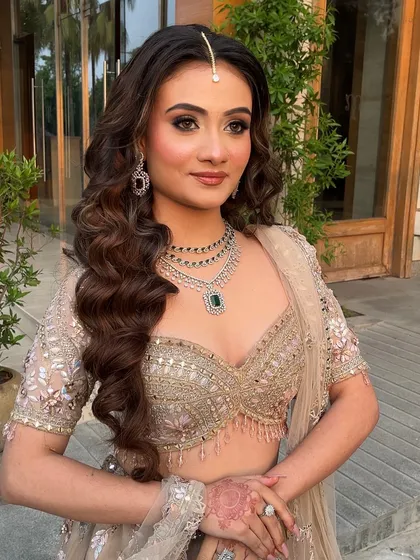 This is the kind of golden hour, dewy glam look that we master in my advanced course. It's all about creating a flawless base, soft smokey eyes, and a glow that looks incredible both in person and in photos.