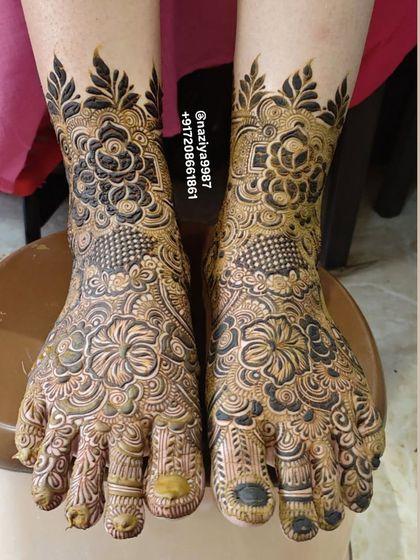 Symmetrical and intricate, this foot design is fit for a queen. The pattern uses a mix of floral and geometric jaali work.