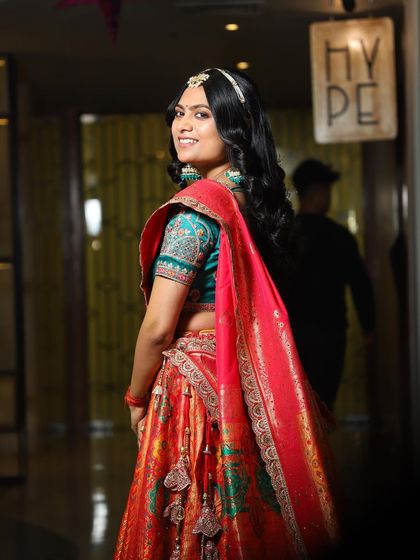 A minimal yet graceful look for a Mehendi bride. The makeup is kept soft and natural to let her smile and the vibrant colors of her lehenga shine through.