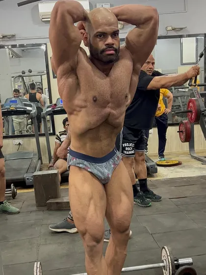 One man army. The classic abs and thigh pose.