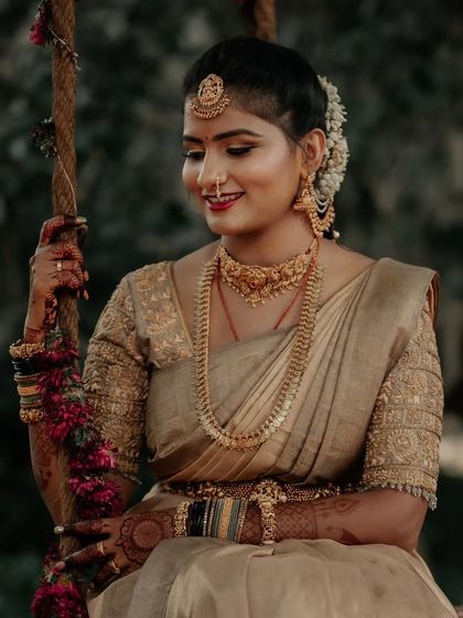 An Indian bride is an epitome of elegance and grace, and her perfectly stained mehendi completes the look.