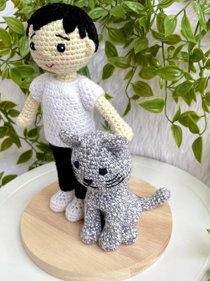 A boy and his best friend! This custom order was for a replica doll of a little boy and his pet cat, complete with a wooden base for display. It’s a wonderful way to celebrate the bond between a child and their pet.